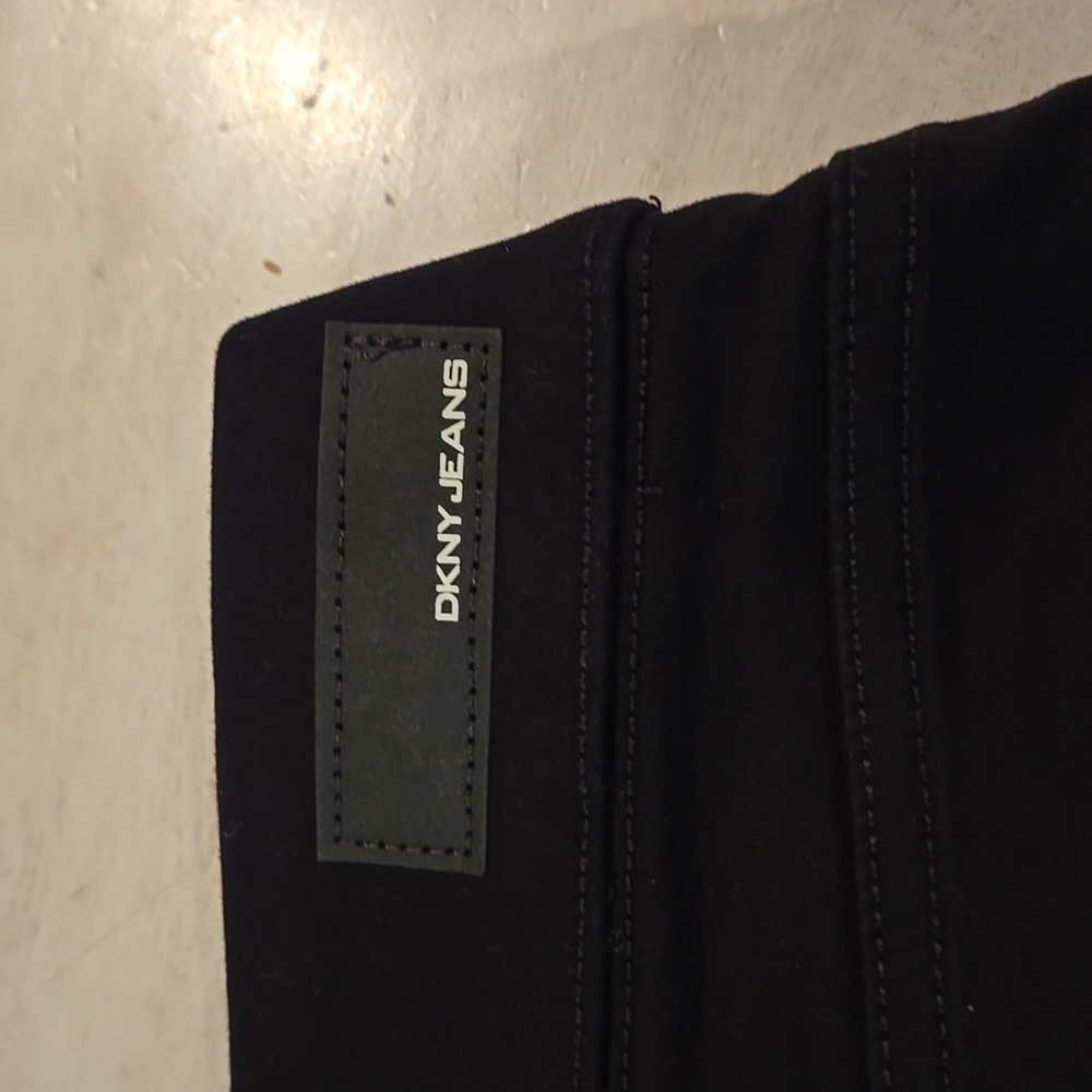 Womens bermuda shorts size small. - Picture 3 of 6